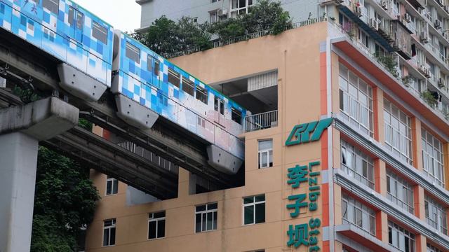 Line 2 Metro train entering Liziba Station in a building in Chongqing смотреть онлайн
