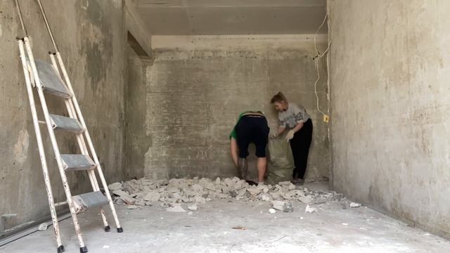 Вывезли весь мусор. Сломали стену. Убрали полы. Ремонт старой квартиры смотреть онлайн