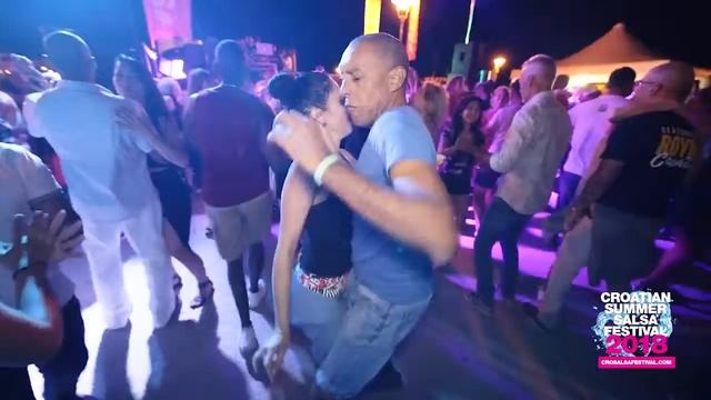 CROATIA BACHATA Lounes & Anita Hofman | Social dancing @ Rovinj Main Square, CSSF2018 смотреть онлайн