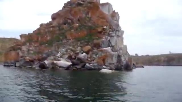 Хужир. Мыс Бурхан. Скала Шаманка. Вид с воды. смотреть онлайн