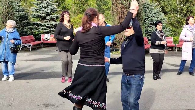 ТЫ КРАСИВА БЫЛА И КАК РОЗА ЦВЕЛА! ТАНЦЫ В ПАРКЕ ? ХАРЬКОВ АПРЕЛЬ 2023 смотреть онлайн