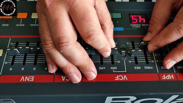 The Sound of the Roland Juno-106 Synthesizer - 90s Chillout смотреть онлайн