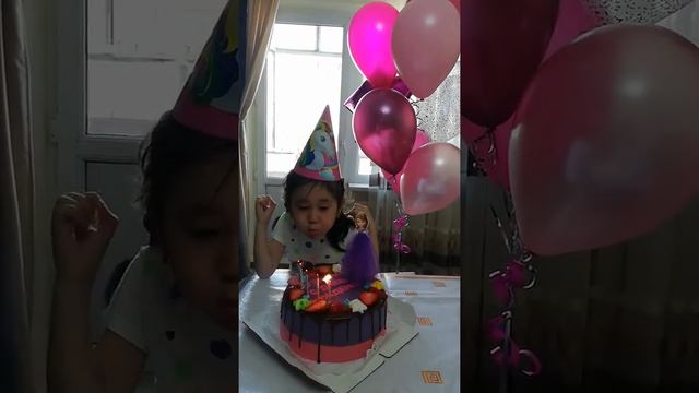 Рузанке 5 лет! свечи которые просто так не задуть??попались они случайно, не кто не ожидал? смотреть онлайн