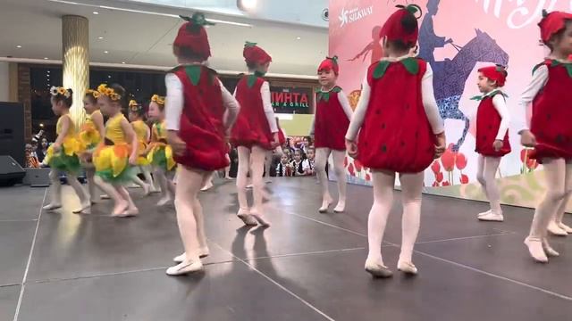 Танец «веселые клубнички» смотреть онлайн