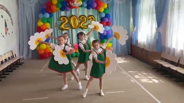 Танец "А ромашковое поле зацвело" МБДОУ "Детский сад №8 "Колокольчик" смотреть онлайн