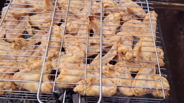 КРЫЛЫШКИ ГРИБЫ НА МАНГАЛЕ, И НА УГЛЯХ КАРТОШКА.??? смотреть онлайн