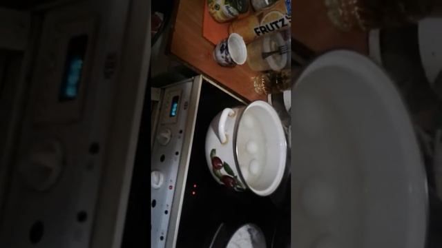 Приготовление крабового салата.)