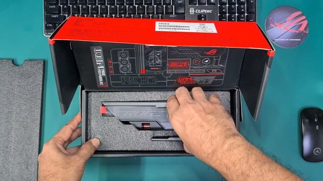 First Look: Unboxing The ASUS ROG Herculx GPU Holder! смотреть онлайн