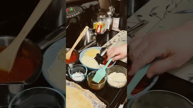 Homemade Italian pizza. #homemadepizza Full video here: https://youtu.be/TBAgnDTsTF8 смотреть онлайн