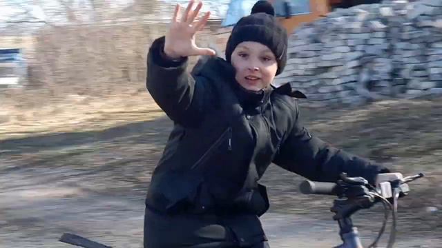 Влог перед Пасхой!Красим яйца ,гуляем и играем! смотреть онлайн