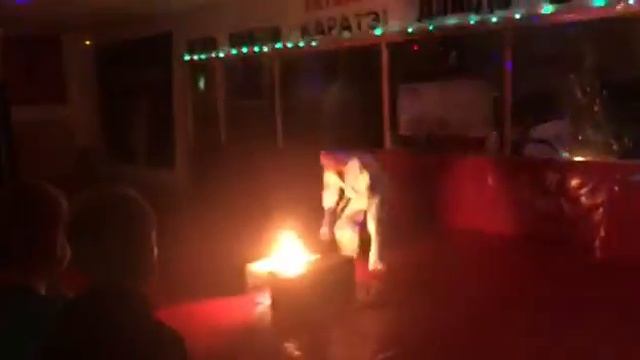 мастер карате против горящей доски смотреть онлайн