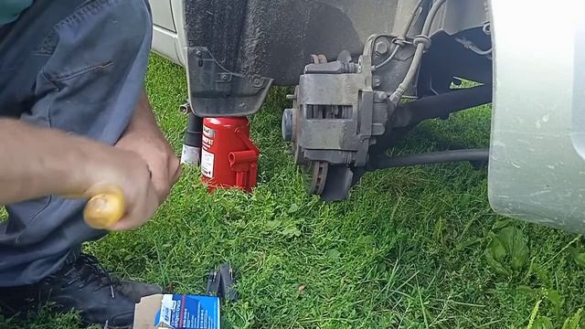 замена передних тормозных колодок на Lada GRANTA FL. смотреть онлайн