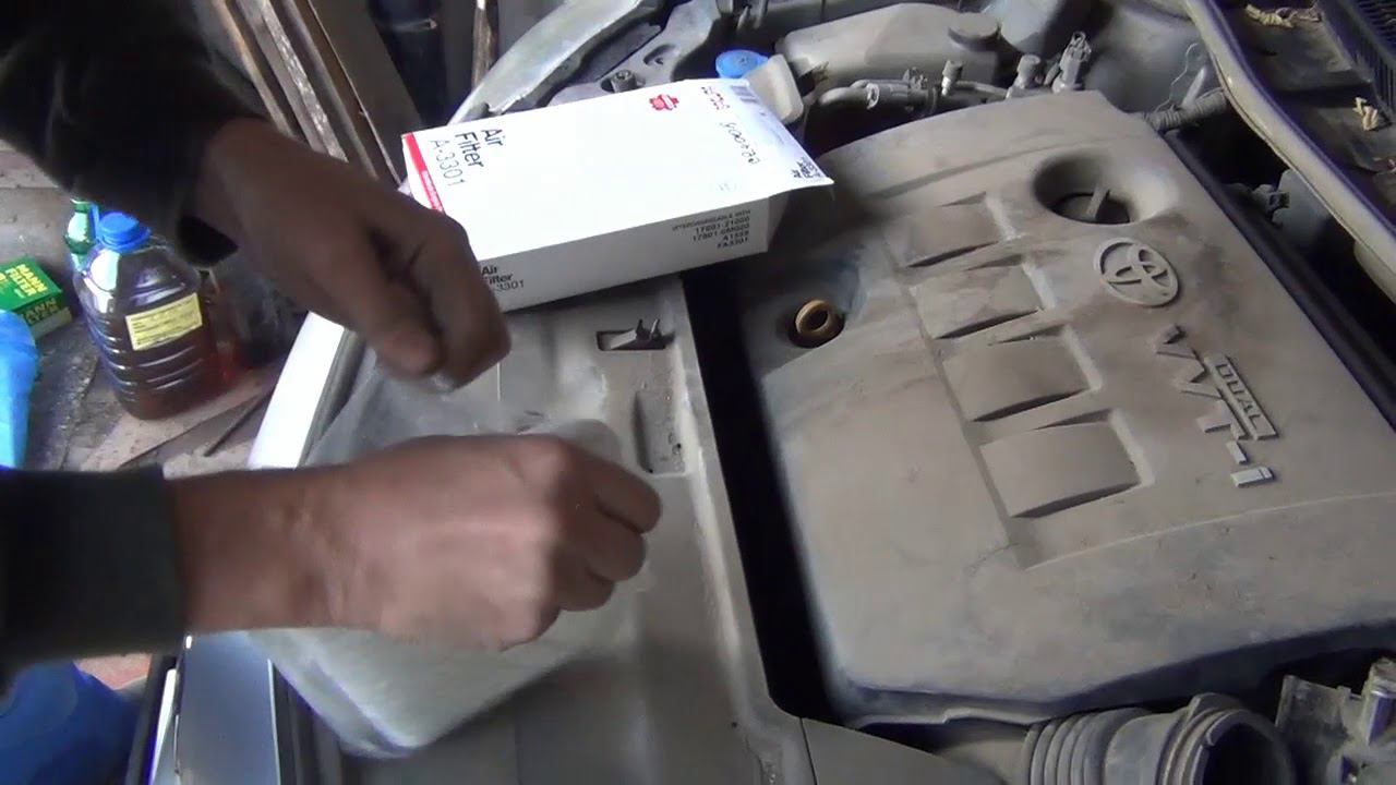 Change the engine air filter on Toyota Corolla E150 смотреть онлайн