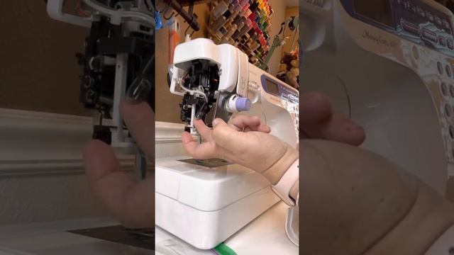 Replacing lightbulb Janome MC6500 смотреть онлайн