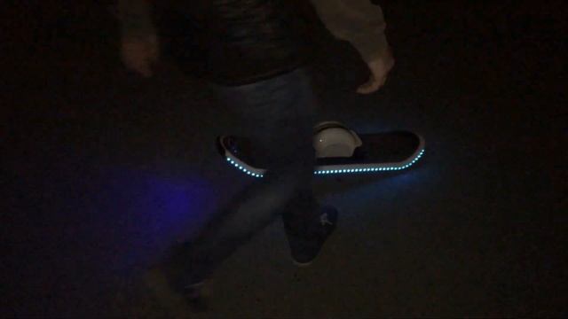 Местные пацанчики осваивают новые технологии. Ховерборд или электроскейт