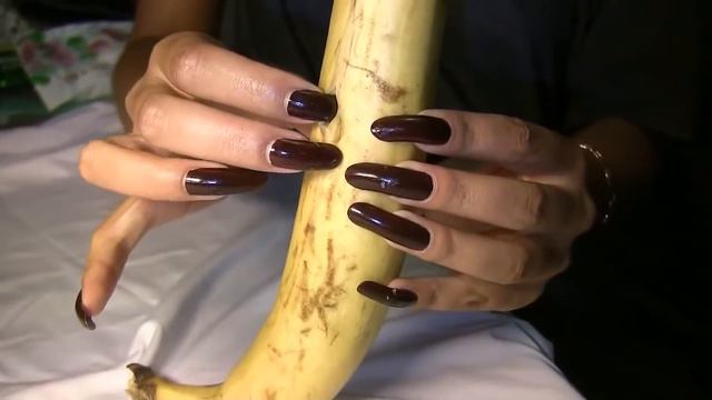 kreolla use her long nails to play with a banana ( КРАСИВЫЕ ДЛИННЫЕ КОГОТКИ И БАНАН ) смотреть онлайн