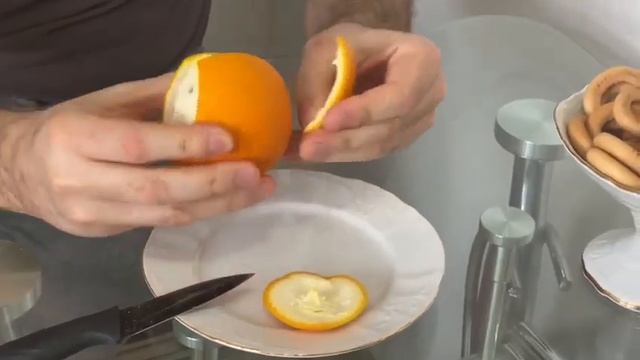 Лайфхак как очистить апельсин не пачкая ладоней и пальцев! смотреть онлайн