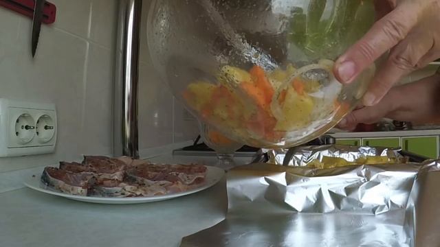 Карп в духовке с картофелем в фольге смотреть онлайн