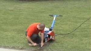 Фантастическая техника укладывает трубы для полива газонов.