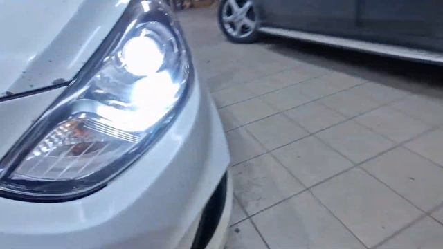 Hyundai Solaris. Установка BI-LED линз ZORKiY Bengal Tiger F40 5000K с подсветкой. смотреть онлайн