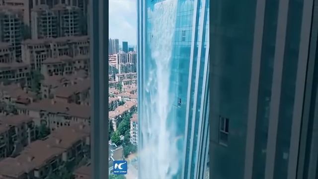 В Китае создали 108-метровый водопад, стекающий с небоскрёба смотреть онлайн