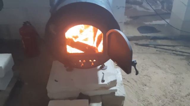 Печь из бочки 200л (обогрев строящегося дома). Первый запуск (обкатка). смотреть онлайн