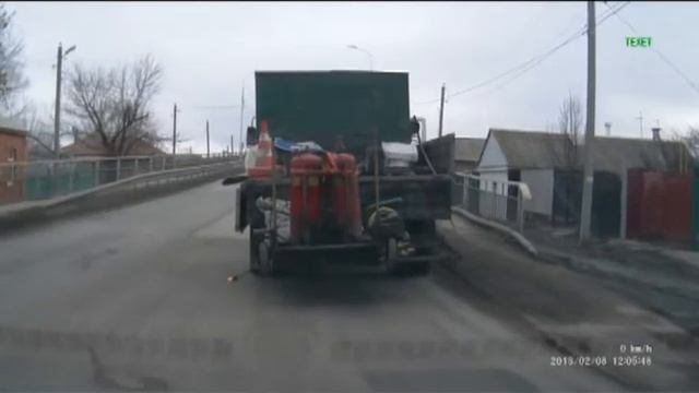 Из ремонтной машины в Батайске на проезжую часть выпало 2 газовых баллона смотреть онлайн