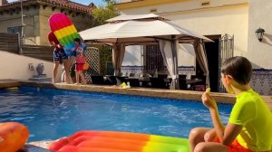 Желейное против надувного Челлендж от Макс и Катя