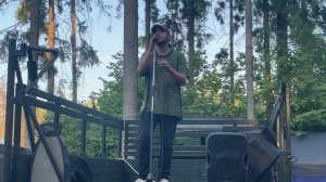 Поёт Рома Белоусов