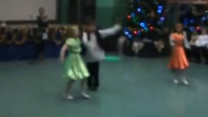 дети танцуют!!!! Еврейский танец 22.12.2012.wmv