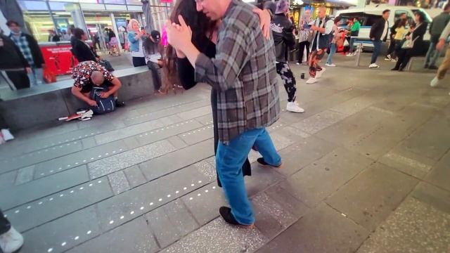 Forro dance in Times Square (NYC) - Rafael & Juzinha смотреть онлайн