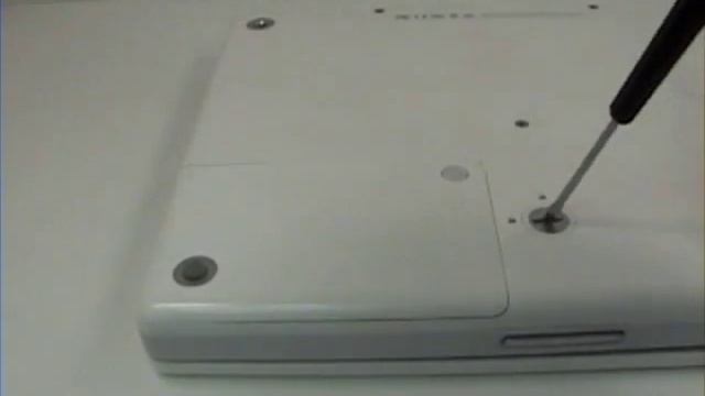 iBook G4 12" Disassembly Repair - Battery Removal смотреть онлайн