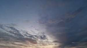 Прекрасный вид вечернего неба после заката. Плывущие облака вечером.