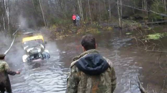 газ69 форсирует брод с одним передним мостом смотреть онлайн
