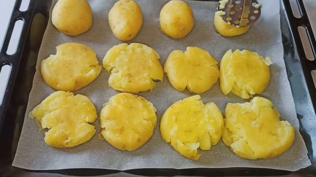 Мятая молодая картошка в духовке. смотреть онлайн