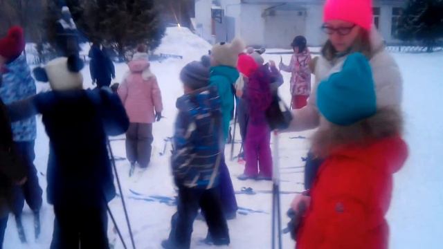 Урок физры.Сонька на лыжах 2й раз в жизни. 23янв2017 смотреть онлайн