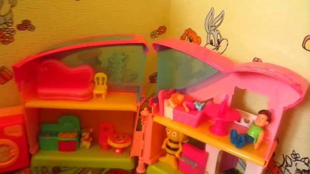 Как ребенок играет в кукольный домик? Ребенок играет в игрушки. Красивый, компактный кукольный доми смотреть онлайн