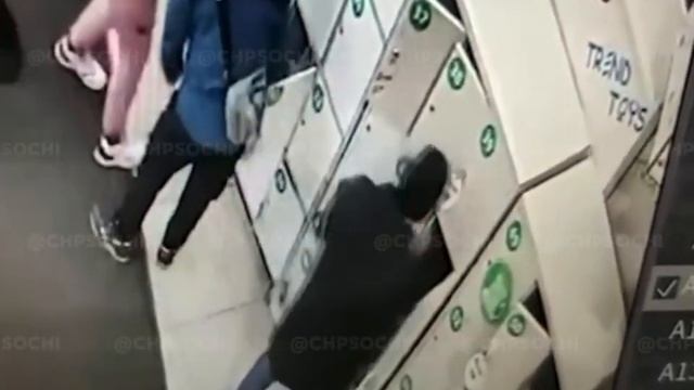 Бездомный украл вещи из камеры хранения смотреть онлайн