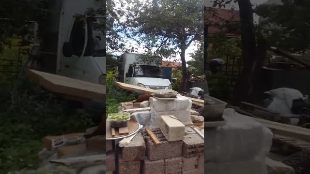 Заливаем стяжку черновую,и кладем простенок