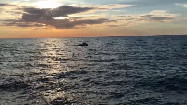 Море . Закат и рыболовецкий баркасик. Крым. смотреть онлайн