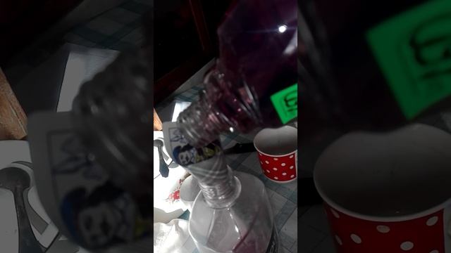 Как с помощью игральной карты перелить шампунь смотреть онлайн