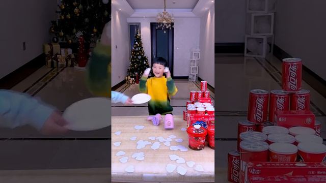 The Tablecloth Pulling Challenge Is So Exciting, Come And Play! #Funfamily #Partygames #Familygames