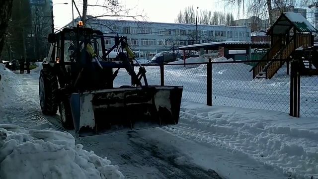 Трактор чистит снег смотреть онлайн