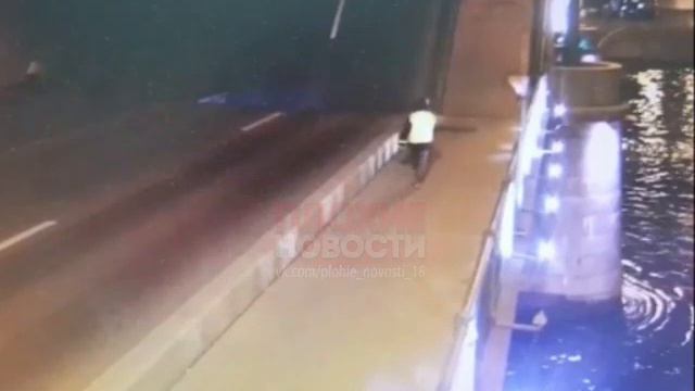 В Санкт-Петербурге байкер упал с разведенного моста смотреть онлайн
