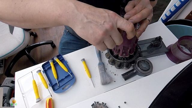 Dyson vacuum FIX!!! faulty pulsing or stopping Dyson fixed! PART (1) the tear down. смотреть онлайн