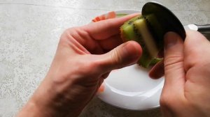 Как быстро и просто почистить киви