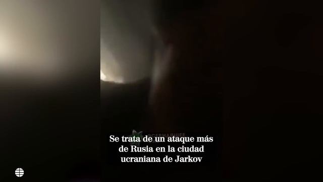 Un misil ruso impacta al lado de un hombre mientras se grababa un vídeo en Jarkov смотреть онлайн