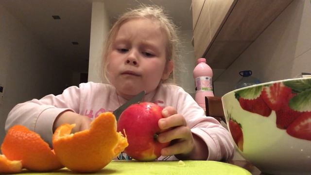 Как Софа плюшка готовит салат