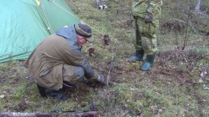 Как сделать растяжку для палатки, когда не держат колья