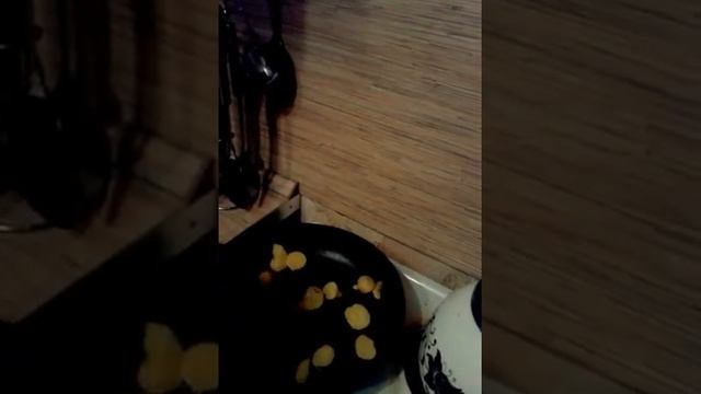 Маленький ребенок сомостотельно готовит чипсы!!! смотреть онлайн